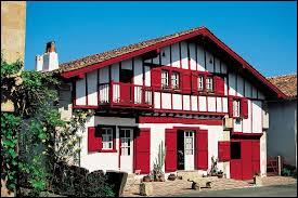 Comment s'appellent ces maisons que l'on peut voir au Pays basque ?