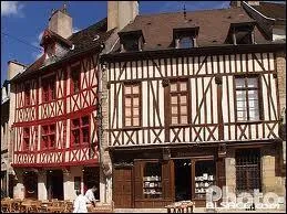 Comment appelle-t-on ces armatures en bois que l'on retrouve sur les maisons traditionnelles alsaciennes ou normandes ?