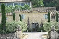 Quel nom est donné aux fermes provençales ?