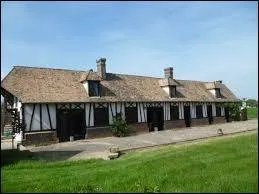 Comment appelle-t-on ce type de maisons, que l'on peut trouver en Normandie par exemple, où les pièces sont placées en enfilade ?