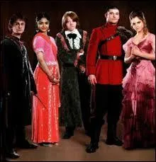 Combien de costumes, environ, a-t-il fallu pour la scène du bal dans "Harry Potter et la Coupe de Feu" ?