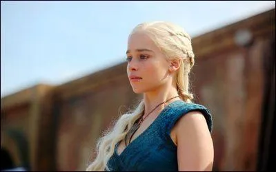 Comment surnomme-t-on Daenerys Targaryen ?