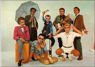 Le groupe "Au bonheur des dames", a chant&eacute; : " oh, les filles, oh les filles, elles me rendent...