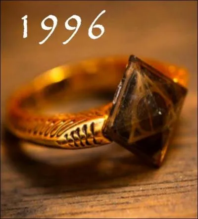 Tout s'accélère définitivement. Le jeune sorcier détruit la bague des Gaunt avec l'épée de Gryffondor et Rogue sauve Albus des Mangemorts. Pourquoi Dumbledore a-t-il passé l'anneau dans son doigt ?
