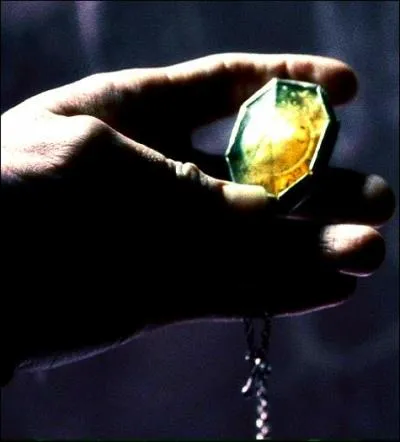 Un matin, alors que souffle un vent mordant, notre sorcier, prêt à trahir, se rend dans une caverne en Irlande. Il y découvre le médaillon de Serpentard, transformé en Horcruxe. Quelle est sa stratégie de subtilisation ?