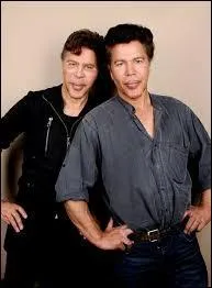 Qui sont ces frères s'étant illustrés dans le domaine de la science-fiction, de la cosmologie et de la vulgarisation scientifique ?