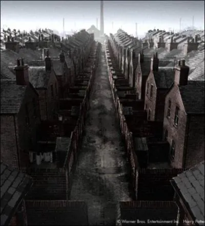 Rogue choisit finalement de quitter son manoir familial pour la demeure dans laquelle il a toujours grandi. Où a-t-il passé sa triste enfance ?