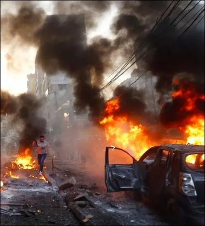 Saisi d'une colère en repensant aux épreuves endurées, Severus Rogue entre dans un état second et lance la formule magique du Maléfice Explosif et déclenche une terrible explosion. Quelle est cette formule ?