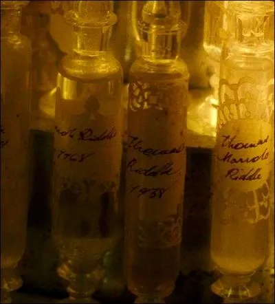 Soudain, un objet tombe d'une pile et arrive au pied de Rogue qui reconnaît une fiole comme celles utilisées par Dumbledore dans la Pensine. 
Dans Harry Potter et le Prince de Sang-Mêlé, quelle est la couleur dominante du souvenir falsifié par Horace Slughorn ?