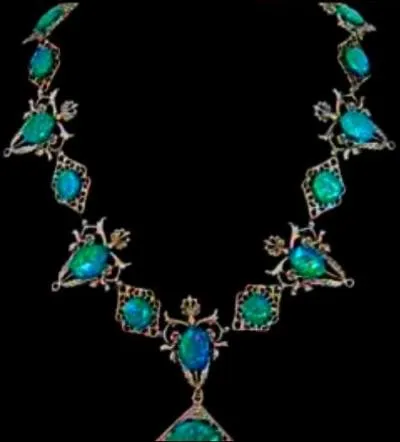 Alors qu'il s'est introduit dans le bureau du directeur de Poudlard, Rogue a son attention attirée par un collier d'émeraude dans un des souvenirs. D'ailleurs, dans la saga, un collier est-il présent dans l'intrigue d'un des films ?