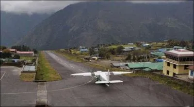 L'aéroport de Tenzing (Népal) est là pour toutes vos frayeurs : montagnes, brume, vent violent, altitude, piste courte... Mais quel est son nom ?