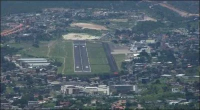 Vous serez tout content à Toncontín (Honduras), d'atterrir sans encombres. Normalement, une piste d'aéroport international mesure environ 3500 m, celle-ci seulement :