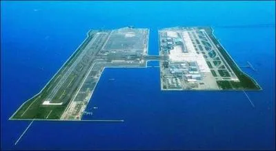Voici un bel aéroport, tout neuf, sur une mer bleue mais absolument pas calme (tremblements de terre, typhons, tsunamis). Où est-ce ?
