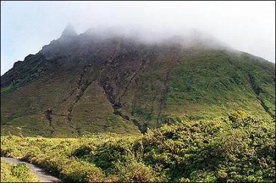 Voici un des 10 volcans actifs, parmi les plus impressionnants du monde. Lequel est-ce ?