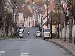 Nous sommes maintenant dans l'arrondissement de Chartres, au Gué-de-Longroi. Nous nous situons en région ...