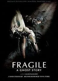 Dans "Fragile", Calista Flockhart joue le rôle d'une infirmière dans un hôpital pour enfants où d'étranges incidents se produisent.Ceux-ci sont dûs essentiellement à la présence de Charlotte qui est "mécanique", c'est-à-dire :