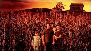 Film sorti en 2002 avec Mel Gibson, "Signes" se déroule dans une ferme de Pennsylvanie. De quel thème surnaturel traite ce film ?