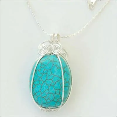 Mon premier a lieu en France chaque année en juillet ; mon deuxième est une structure qui longe une voie ; mon troisième est la version familière de "cela". Mon tout est la couleur d'un minéral avec lequel on peut fabriquer des bijoux.