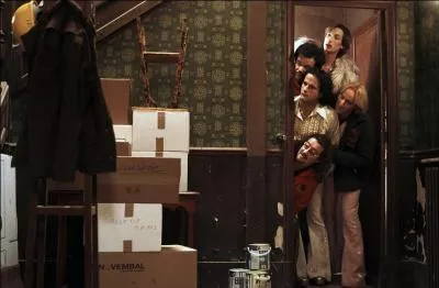 Histoire d'un jeune couple qui aménage dans une maison hantée par cinq fantômes homosexuels.