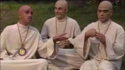 Ce n'est pas du cinéma, mais de la télévision. Quel est ce groupe de comiques, parodiant les sectes dans une de leur télé ?