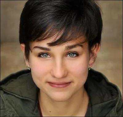 Prénom de cette actrice américaine, connue pour ses rôles dans les séries télévisées suivantes, "Arrow", Scream". Son nom de famille Taylor-Klaus.