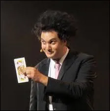 Quel "humourillusionniste" de grande taille est actuellement en tournée avec son spectacle "Magicum Delirium" ?