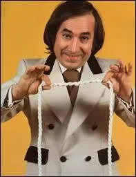 Prestidigitateur humoriste franco-espagnol à l'accent et au rire caractéristiques. Qui s'est illustré à la télévision dans "Les Visiteurs du mercredi" ?