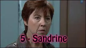 5 - Sandrine a tué un criminel recherché par la police, Éric Soriani. Par vengeance, l'homme de main de Soriani a jeté Sandrine du haut d'une falaise. Avec qui Sandrine sortait-elle ?