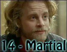 14 - En 2013, Martial Hébrard faisait son apparition au Mistral, en se faisant passer pour le cousin de Mélanie Rinato. Rapidement, il parvint à obtenir la confiance de tous les habitants du Mistral. Son véritable objectif était d'acquérir l'hôtel et le bar du quartier, et ce avec l'aide de Laurent Jouvet, un inspecteur sanitaire. Cet inspecteur finit par le tuer ; avec quelle arme ?