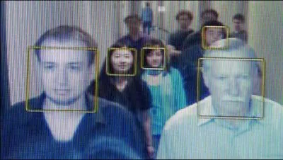 Quel taux de réussite la reconnaissance faciale, s'appuyant sur un algorithme complexe, permet-elle d'obtenir par une identification précise ?