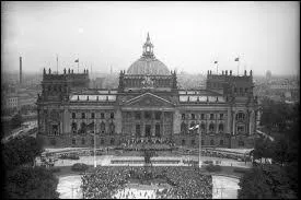 Que fait ce dernier qui favorisera l'ascension d'Hitler au pouvoir ?