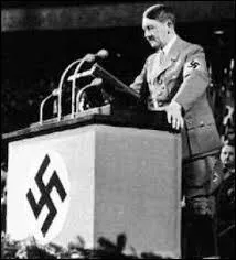 Des élections législatives sont ensuite organisées en juillet 1932 et Hitler y remporte une victoire décisive. De quel parti est-il le chef ?