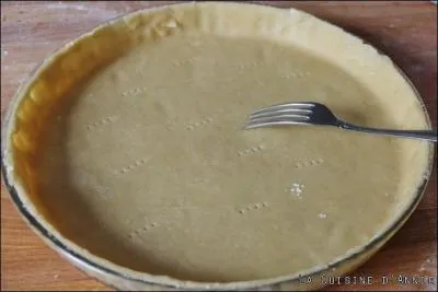 Une fois la p&acirc;te abaiss&eacute;e, piquez la avec...