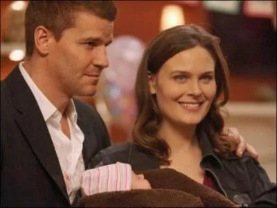 Bones est enceinte d'une fille qu'elle appellera Christine Angela. 
Mais dans quelle saison ?