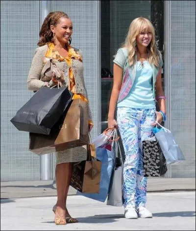 Qui fait une apparition dans 'Hannah Montana le film' ?