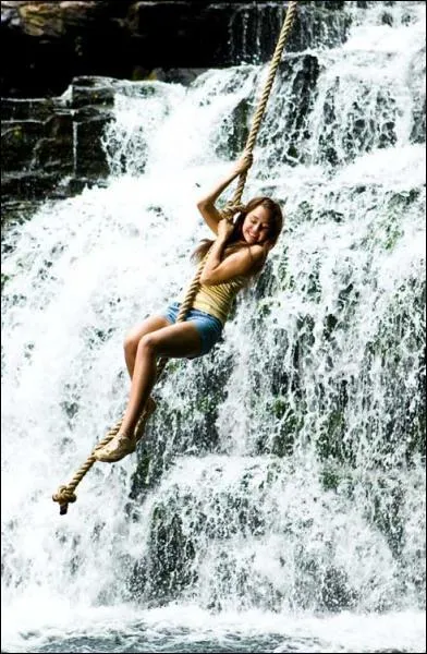 Qui joue le manager de Hannah ?