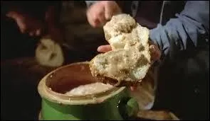 Quel nom porte le fromage fort que mangent les héros du film "Les Bronzés font du ski" ?