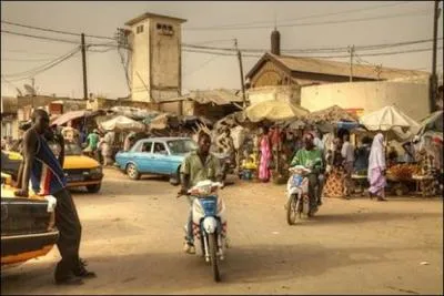 "Kaolak" est un port fluvial construit sur le Saloum, fleuve sénégalais long de 250 km qui se jette dans l'océan...