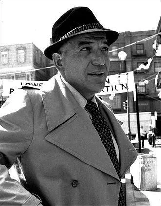 Comment s'appelait l'acteur qui tenait le rôle principal dans la série policière "Kojak" diffusée à la télé dans les années 70 ?