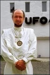 Comment s'appelle ce gourou mythomane et illuminé qui prétend notamment avoir rencontré des extra-terrestres et avoir cloné une petite fille ?