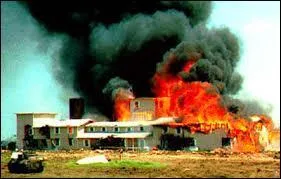 Du 28 février au 19 avril 1993, dans quelle ville texane les forces de police ont-elles assiégé la ferme des Davidians, entraînant la mort de 82 personnes ?