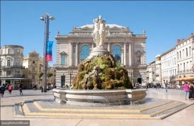 Sur quelle place est &eacute;difi&eacute;e la fontaine des Trois Gr&acirc;ces &agrave; Montpellier ?