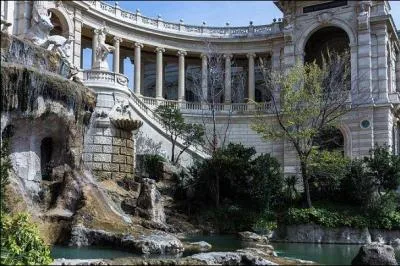 Le palais de Longchamp, situ&eacute; &agrave; Marseille, est consid&eacute;r&eacute; comme un v&eacute;ritable "Hymne &agrave; l'eau" gr&acirc;ce &agrave; son ch&acirc;teau d'eau, son jardin et ses cascades. Ce palais est compos&eacute; &eacute;galement d'une fontaine mais quelle rivi&egrave;re alimente cette fontaine ?