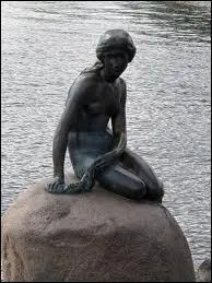 Dans quelle capitale européenne peut-on admirer cette sirène en bronze ?