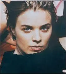 En 1996, quelle chanteuse italienne pulvérise les records de vente avec son tube "Freed From Desire" ?