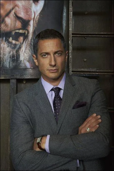 Grimm : 
Comment se nomme le demi-frère du Capitaine Renard ?