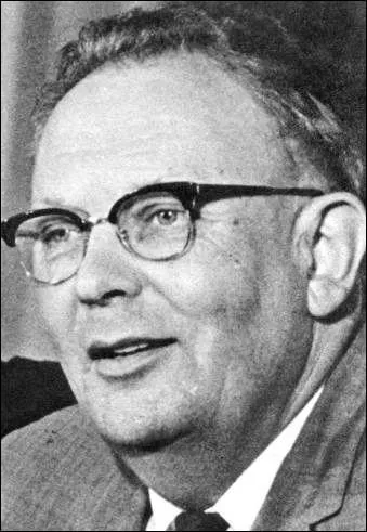 Gérard Kuiper, brillant astronome né Néerlandais en 1905, suggéra qu'il existait une ceinture d'astéroïdes au delà de/d' :