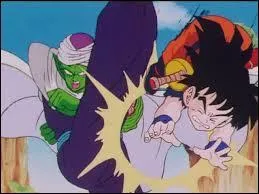 Pendant combien de temps Piccolo laisse-t-il Son Gohan s'entraîner tout seul dans les montagnes avant l'arrivée des saiyans ?