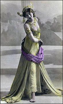 Mata Hari, de son vrai nom Margaretha Geertruida « Grietje » Zelle, est une danseuse et courtisane qui fut fusillée pour espionnage durant :