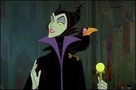 - Manger une pomme ! C'est ridicule ! Il suffira que Clara se pique à la pointe de la quenouille d'un rouet ! Croyez-moi, cela fonctionne. J'ai déjà expérimenté cette technique sur...